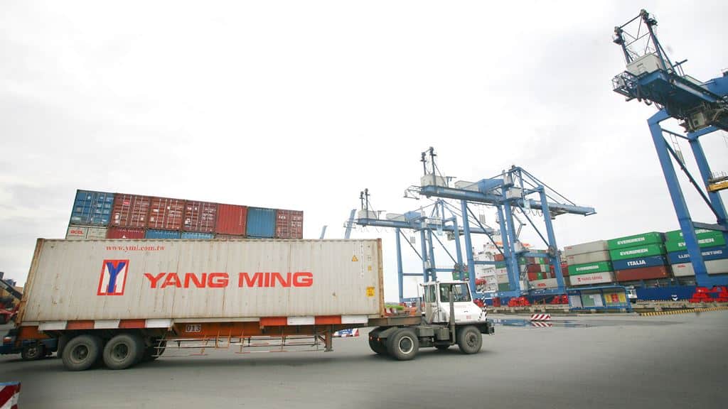 Tổng Công ty Tân cảng Sài Gòn: Phản hồi kiến nghị về hợp đồng tương tự Về hợp đồng tương tự, HSMT yêu cầu nhà thầu có tối thiểu 1 hợp đồng thi công công trình đường bãi container có giá trị tối thiểu là 21,5 tỷ đồng. Ảnh: Minh Khuê